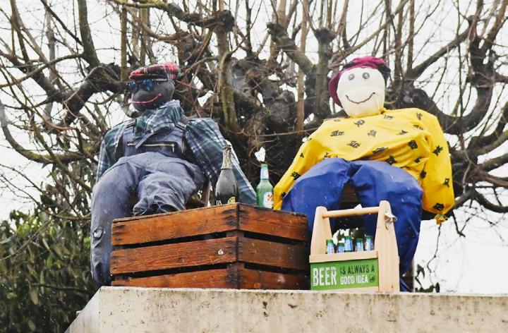 So wie vor einigen Jahren in Stetten könnten bald auch in Niederwil lebensgrosse Puppen das Dorf bevölkern. Wer macht den 1. Preis? Foto: Archiv/bn