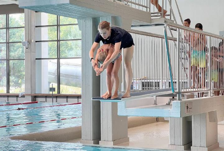 So geht ein richtiger Köpfler: Michelle Heimberg gibt Tipps. Foto: isp