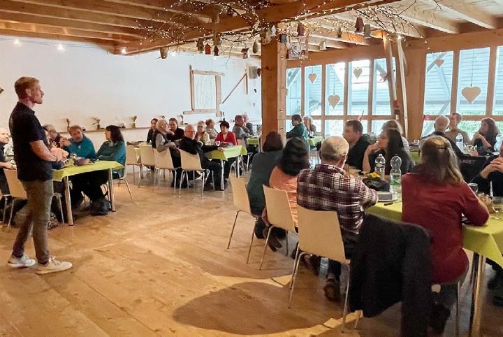 Pascal Hufschmid (l.) informiert über die Gewerbeausstellung 2027. Foto: zVg