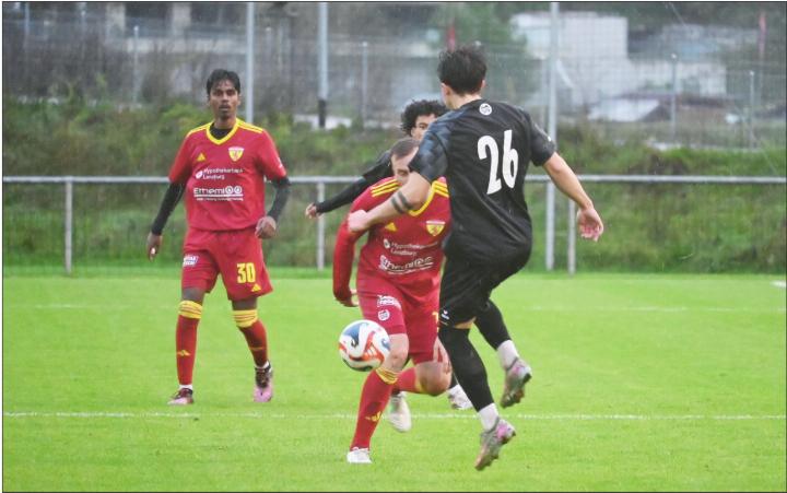 Ein typisches Bild für die erste Halbzeit: Für Mellingen gab es kaum einen Weg vorbei an Brugg. Foto: sl