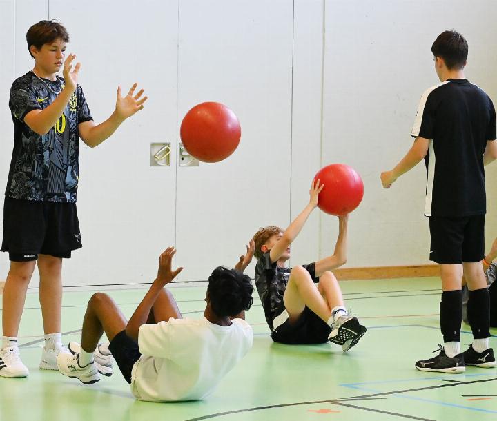 Für einmal mit schweren Bällen: In der Saisonvorbereitung ist auch Rumpftraining angesagt. Fotos: sl