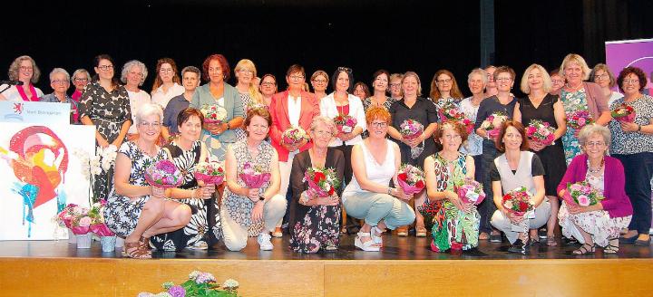 Die geehrten Politikerinnen aus dem Kanton Aargau auf einem Bild. Vorne links aus unserer Region die Frauen Gemeindeammann Gisela Greder (Niederrohrdorf), Vreni Sekinger (Remetschwil) und Marianne Stänz (Birmenstorf), hinten Mellingens Stadtpräsidentin Györgyi Schaef fer. Geehrt wurden auch Politikerinnen aus der Region, die das Amt der Frau Vizeammann ausüben. Foto: zVg