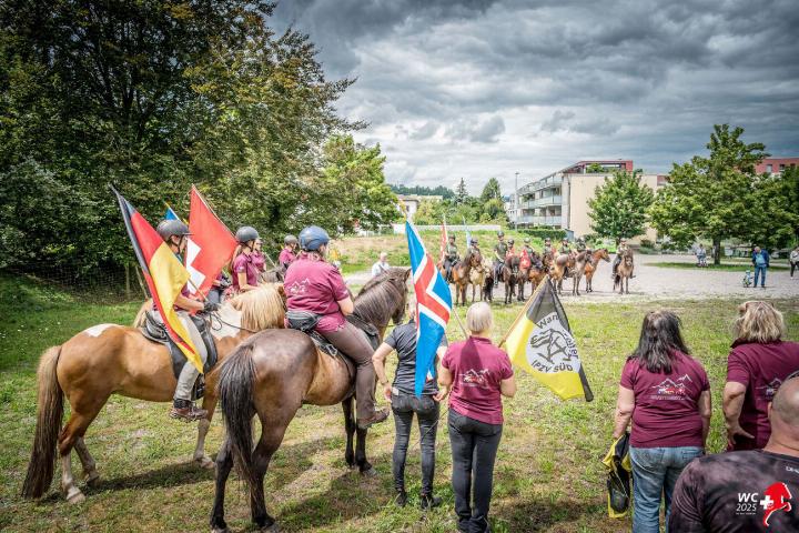Nach vielen Teilstrecken auf dem Rücken der Pferde treffen sich die Reiterinnen und Reiter in Bad Zurzach zur Stabübergabe. Fotos: zVg
