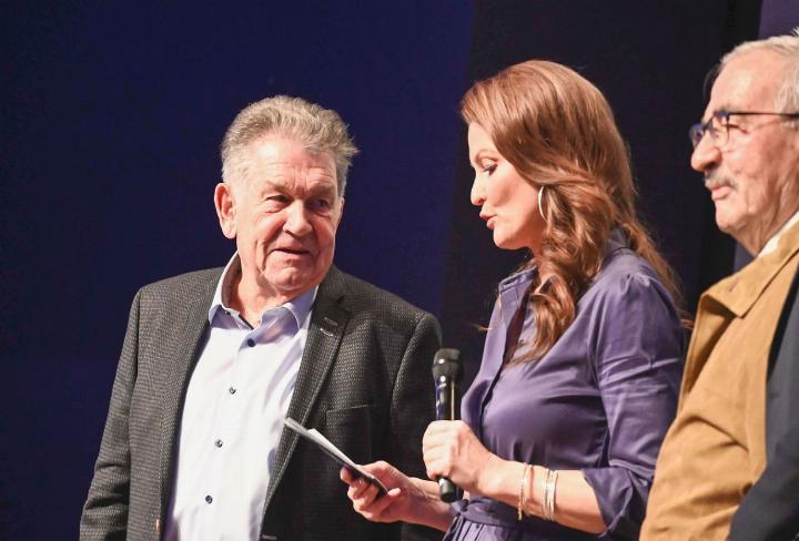 Der AFV-Award-Nominierte Paul Gratwohl (l.), Moderatorin Judith Wernli und Award-Gewinner «Shorty» Heller.