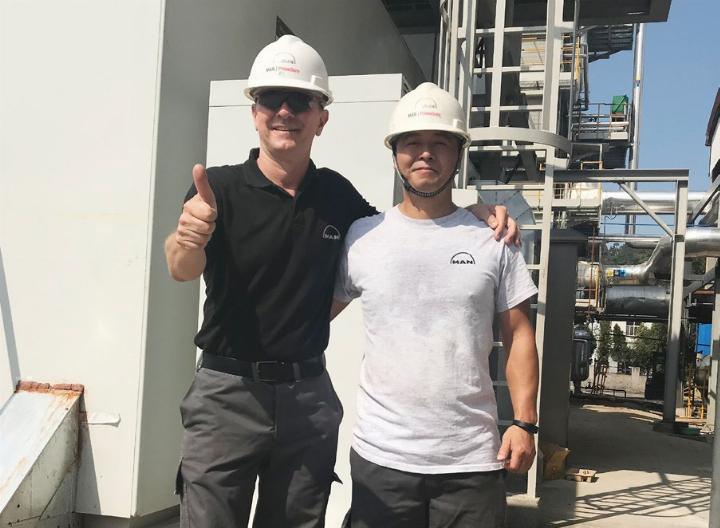 Christian Steinbach (l.) mit einem chinesischen Mitarbeiter. Foto: zVg