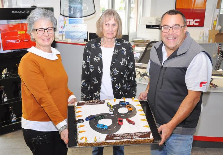 Grund zum Feiern: Tanja und Michael Hallauer (aussen) mit Vermieterin Monika Saxer (Mitte). Sie überraschte die beiden anlässlich ihres zehn jährigen Jubiläums am Standort in Wohlenschwil mit einer riesigen Torte. Foto: ml