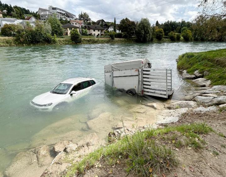 Das Auto mit Anhänger landete unfreiwillig in der Reuss.