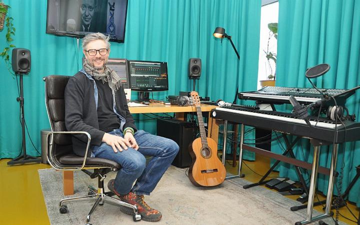 Der Mellinger Martin Skalsky in seinem Studio in Zürich, wo er bereits an neuen Projekten arbeitet. Foto: ml
