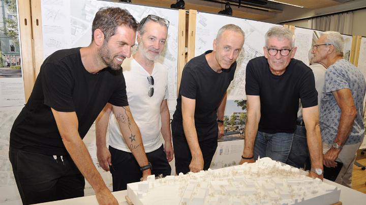 Die stolzen Gewinner: Maurizio Chirico, Architekt und Mitglied der Geschäftsleitung bei der GWJ Architektur AG; Andy Schönholzer, Westpol Landschaftsarchitektur GmbH; Donat Senn, Architekt und Partner GWJ Architektur, mit Stephan Feldhaus, Leiter Kommunikation bei der Tierstein AG aus Frick, die den Wettbewerb ausgeschrieben hatte (v. l. n. r.). Foto: ml