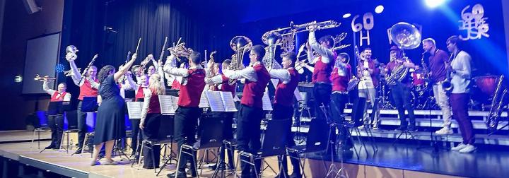 Bis zum letzten Paukenschlag! Das Jugendspiel Rohrdorferberg, unterstützt von «Brässkalation» mit dem Ehemaligen Edi Meier (Tenorsax, hinten rechts) begeisterten. Fotos: hhs