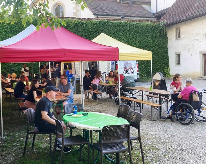 Die belebte «Buvette» an einem sommerlichen Abend. Das Angebot kommt gut an. Fotos: mbe