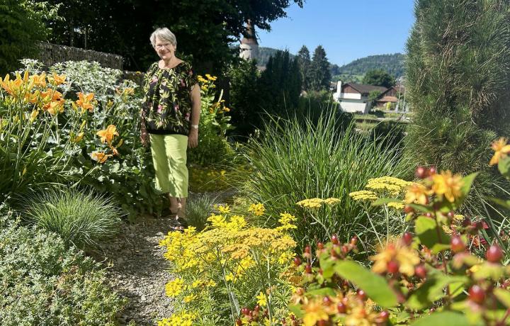 Brigitte Brunner pflegt ihren Garten am Reussufer seit 2013. Blühen darf es hier nur in Schattierungen von weiss, gelb, orange und rot. Fotos: hhs