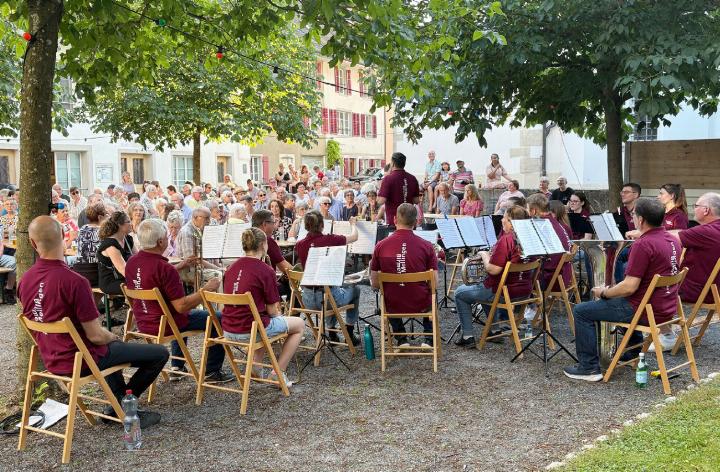 So geht ein guter Start ins Wochenende. Am Freitag fand ein wunderbares Sommerkonzert auf dem Ibergplatz statt. Die Spielgemeinschaft der Stadtmusik Mellingen und der Brass Band Musikverein Birmenstorf in Aktion. Fotos: isp