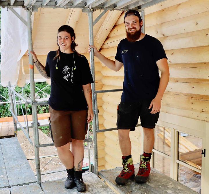 Kristina Wyler und Linus Sterchi sind als Zimmerleute für den Aufbau der Waldhütte verantwortlich. Sie finden den Rundholzbau speziell. Fotos: dg