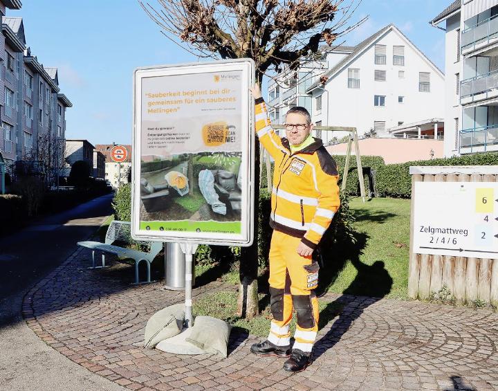 Severin Kamm, Leiter Werkdienst Mellingen, vor dem Plakat beim Zelgmattweg. Mit der Kampag ne soll die Bevölkerung für korrektes Entsorgen von Müll sensibilisiert werden. Fotos: dg/zVg