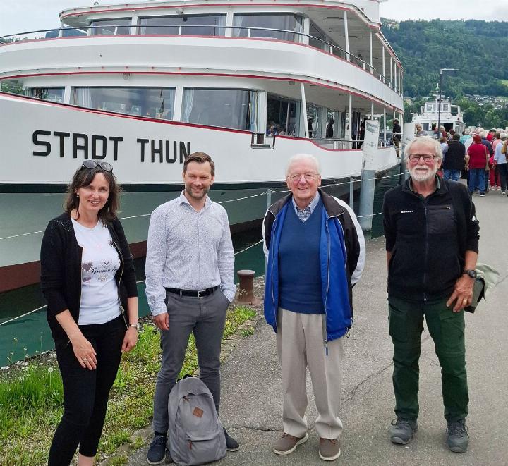 Stadtpräsidentin Györgyi Schaeffer, Stadtschreiber Gregor Glaus, Kurt Huwiler und Städtlifotograf Viktor Zimmermann vor dem «Einschiffen» auf die «Stadt Thun». Hinten drängeln 200 Senioren um die besten Plätze. Fotos: bg