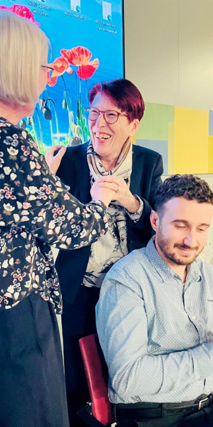 Präsidentin Elfriede Jakob (Mitte) verabschiedet die Kassierin Silvia Schaffner (links), vor ihnen Dirigent Francisco Santos. Foto: zVg