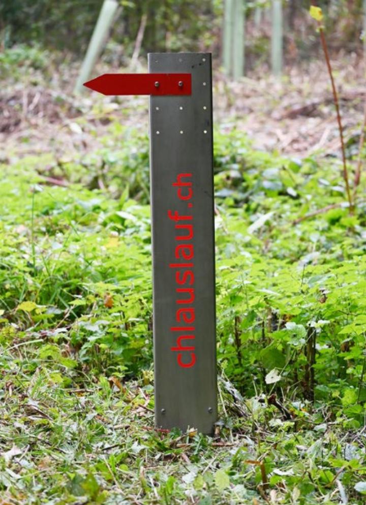 Raffiniert: Die Sonne lässt die Schrift leuchten – ohne Strom.