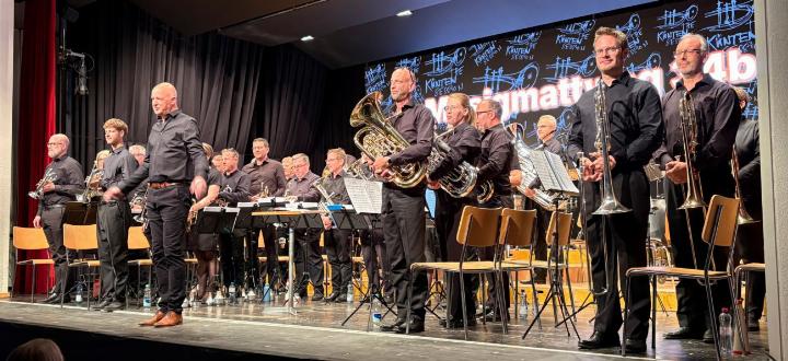 Zum Hausbesuch spielte der Musikverein Künten, dirigiert von Stefan Märki, Stücke wie «Our House» oder «Living next Door to Alice». Foto: isp
