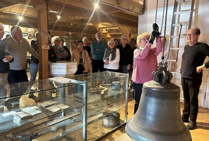 Brigitte Frey (geb. Nüssli) zieht die Sebastiansglocke in die Höhe, so wie sie es schon als Zehnjährige tat ... Foto: hhs