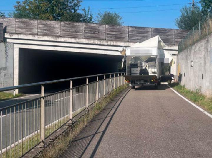 Der stark beschädigte Lieferwagen. Foto: Kapo