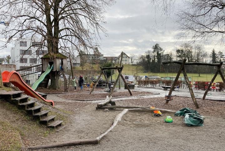 Der Spielplatz Rägebogeland in Niederrohrdorf soll vergrössert, umgestaltet und durch einen Bolzplatz ergänzt werden. Ein Teil der Pflanzgärten soll aus diesem Grund ein Stück Richtung Osten verlegt werden. Foto: ml