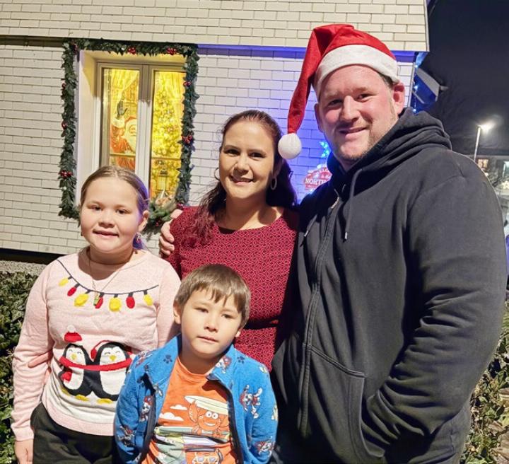 Die Eltern Monika und Damian Büchler mit Selenia und Luca nehmen erstmals am Adventsfenster-Anlass teil.