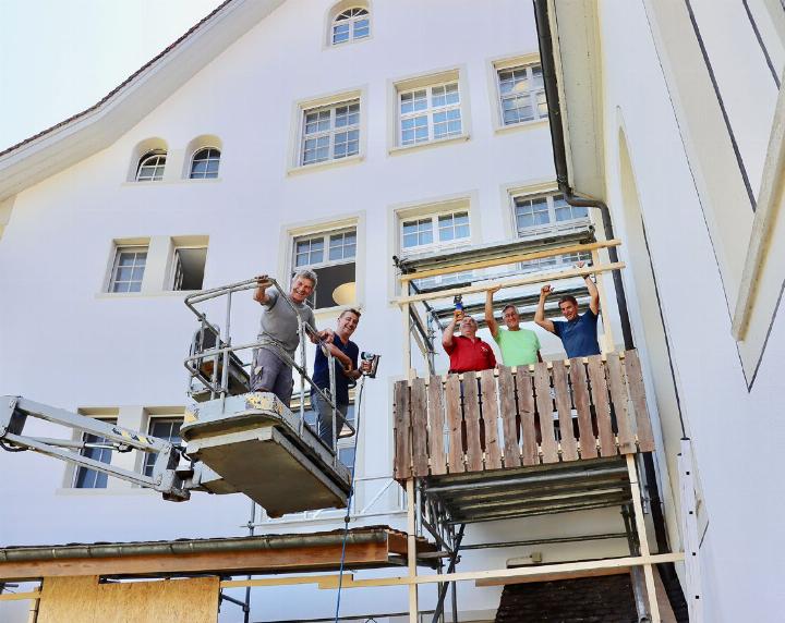 Das Bauteam baute die Kulisse für das Freilichtspiel «Der Kruggeist vom Gnadenthal» auf. Nichts wurde dem Zufall überlassen. Am Donnerstag fand die erste Theaterprobe statt. Fotos: dg/zVg