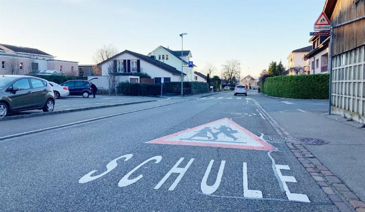 Ist diesem Strassenabschnitt gefährlich für Kinder? Eine Studie soll im Januar Antworten liefern. Foto: leh