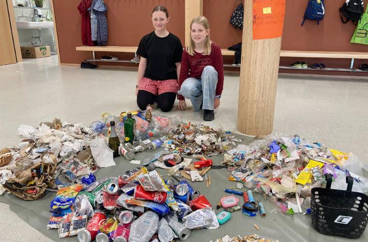 Der ganze Abfallberg, sortiert nach Materialien: oben die Organisatorinnen des Clean-up-Days, Fiona Büeler und Svenja Frick. Fotos: zVg