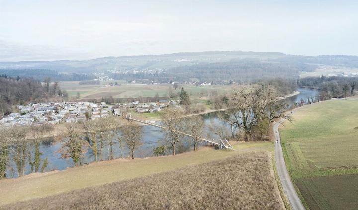 Die Visualisierung von Steinmann Ingenieure und Planer zeigt, wo der Reusssteg genau zu liegen kommt. Links der Campingplatz Sulz. Foto: zVg