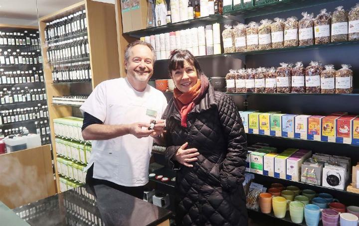 «Ich dachte zuerst, ich sei im falschen Film», sagt Susanne Lehmann, hier mit «Drogist» Rolf Gasser. Sie besuchte zuerst den Chäslade, dann die Drogerie.