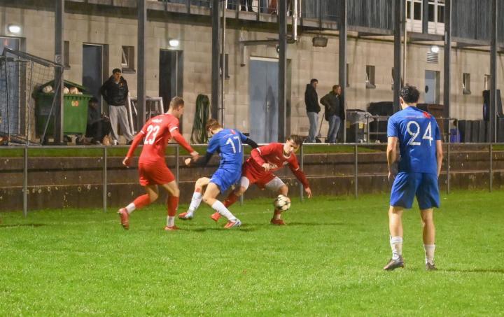 Janis Holenweger (in der Mitte, am Ball) erkämpft sich den Ball, lanciert Leandro Schatzmann, und Sekunden später führt Niederwil mit 2:0. Foto: sl