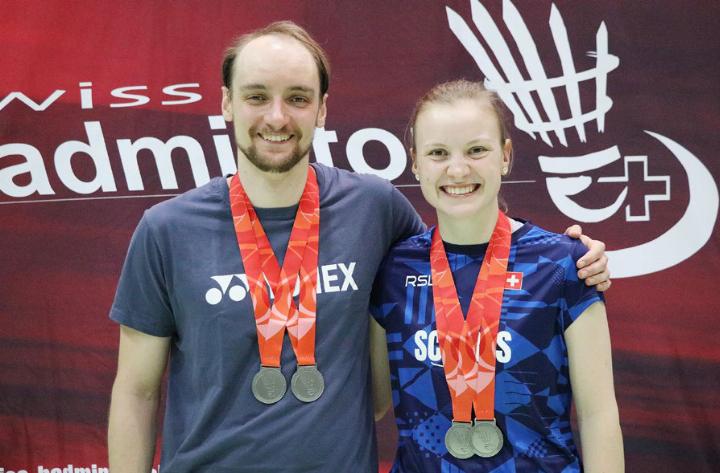 Ronja Stern mit Tobias Künzi und 4x Silber fürs Team Argovia. Foto: zVg