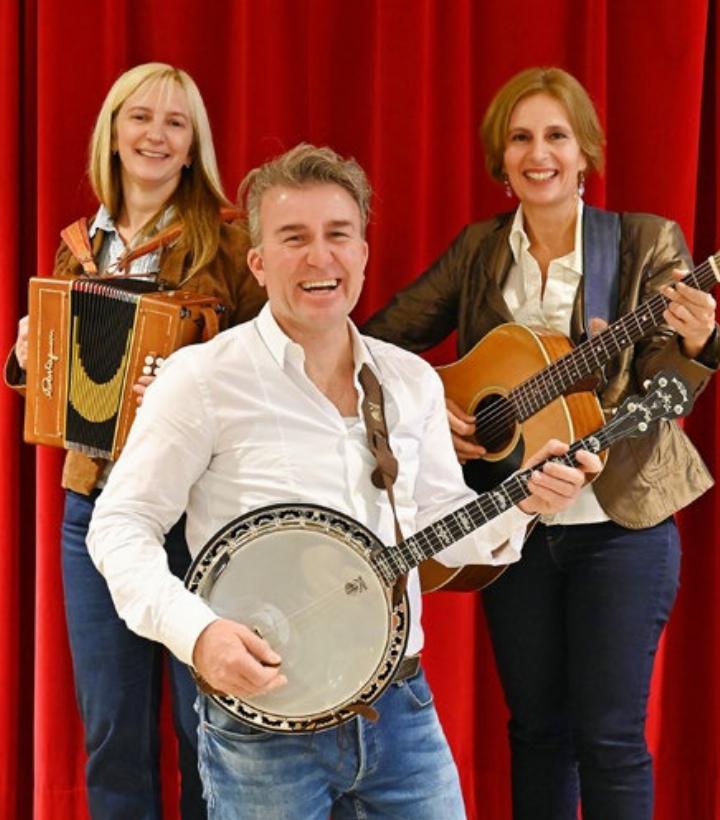 Das Trio Flying Fingers spielt irische Musik. Foto: zVg