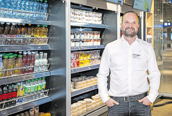 Christoph Müller ist Betriebsleiter im Migros-Take-Away im Bahnhof Bern, gern bedient er auch selbst die Kunden.