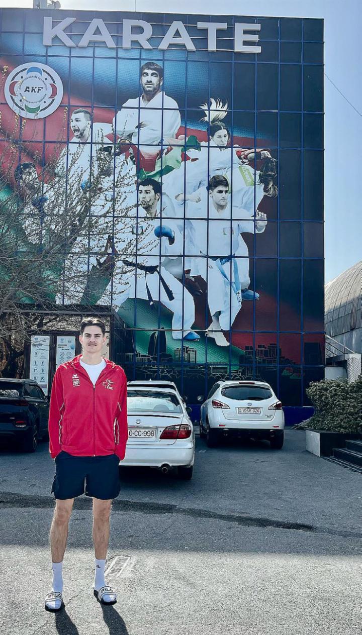Nico Sparer in Baku, der Hauptstadt von Aserbaidschan, vor dem Hauptsitz des aserbaidschanischen Karateverbandes. Auch hier hat er trainiert. Fotos: zVg