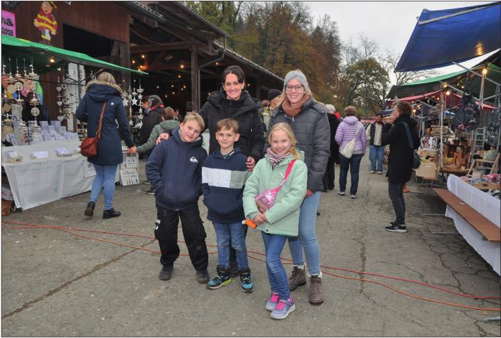 Die Organisatorinnen Conny Kurmann und Fabienne Bartholdi (mit Kevin, Nelio und Jessica v. l.) waren mehr als zufrieden mit ihrem ersten Herbstmarkt. Die kräftige Werbung auf Social Media zahlte sich dabei aus. Fotos: ml