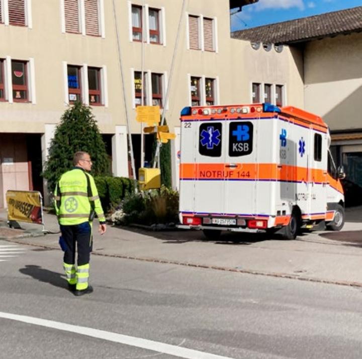 Krankenwagen am Zentralplatz. Eine Teenagerin stürzte mit dem Velo. Foto: ml