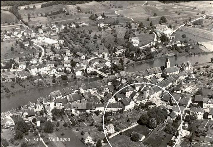 Eine Flugaufnahme aus dem Jahr 1953 zeigt Vorgärten und grosse Bäume auf dem Lindenplatz neben der Mellinger Altstadt. Die Birrfeldstrasse präsentierte sich damals als schmaler Feldweg. Postkarte: Fotoarchiv Mellingen