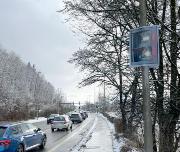«Blitzer-Wildwuchs» wegen Plakat (r.) an Mellingerstrasse. Foto: zVg