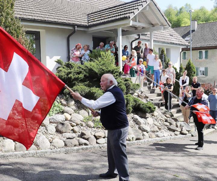Gustav Schibli (vorne) schwingt die Fahne, hinter ihm Sohn Philippe. Foto: isp