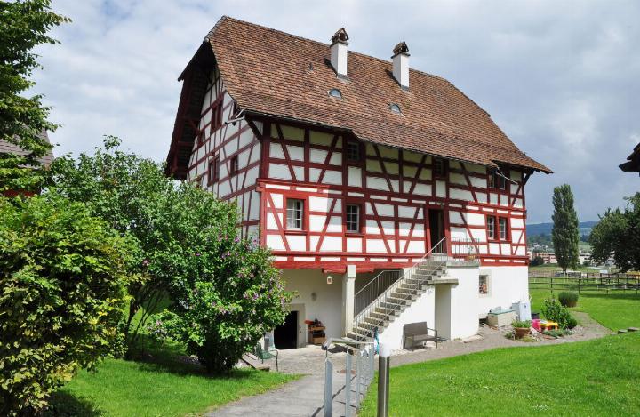 Der schmucke Riegelbau mit «Krüppelwalmdach», stammt aus dem 16. Jahrhundert. Heute ist die Alte Mühle, die einst der Familie Seiler gehörte, im Besitz der gleichnamigen Stiftung und wird als Wohnhaus genutzt. Fotos: ml