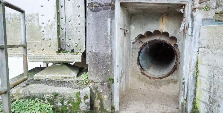 Hinter einer unscheinbaren Metalltüre unter der Reussbrücke beim Brückentor verbirgt sich eine geheimnisvolle Röhre. Hier, wie auf der anderen Reussseite, hätte die Schweizer Armee im Ernstfall Sprengstoff deponiert, um die Wider lager der Brücke zu sprengen und den Vormarsch des Feindes zu stoppen. Foto: Viktor Zimmermann