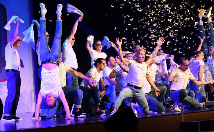 Let’s Dance: Die Männerriege spielt, oft mit einem Augenzwinkern, mit maskulinen Attributen, sehr zur Freude des weiblichen Publikums. Fotos: sl