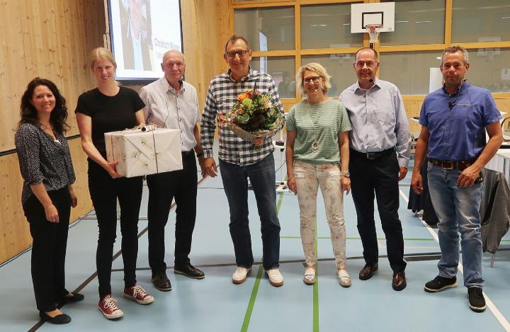 Der im Januar zurückgetretene Christoph Widmer (Mitte) erhielt vom Gemeinderat einen windfesten Campinggrill und Blumen geschenkt. Gemeindeschreiberin Angela Casadei, die Gemeinderatsmitglieder Yvonne Spreuer (Vizeammann), Gemeindeammann Roger Aerne, Gabriela Keller, Claude Michel, der frisch gewählte Patrick Räber (v. l.). Foto: mbe