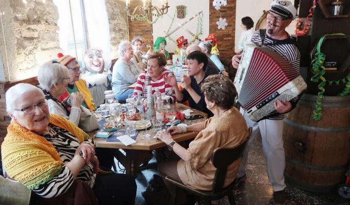 In der Wirtsstube genossen Seniorinnen und Senioren die Geselligkeit. «Wir sind immer die gleiche Clique», meinte eine Fasnächtlerin. Fotos: mbe