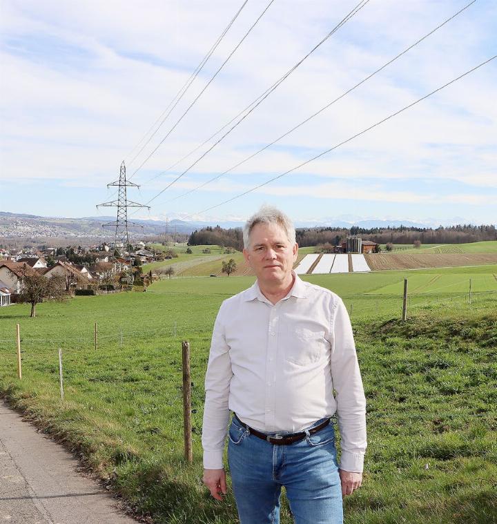 VSLR-Präsident Stephan Bärtschi und auch die betroffenen Gemeinden sind überzeugt, dass die 380 Kilovolt Freileitung zwischen Niederwil und Obfelden ZH in den Boden muss. Dafür werden nun Einwendungen gemacht. Foto: dg
