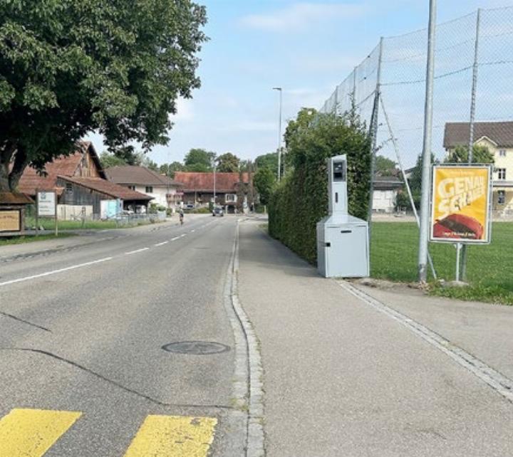 Die semistationäre Radaranlage blitzte in Remetschwil eine Fahrerin auf der Höhe der Schule. Foto: zVg