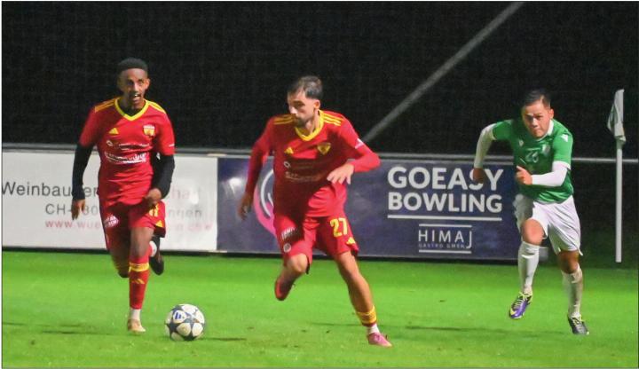Natan Nabil (links) und Luka Ilceski (Mitte) kämpften unermüdlich und hatten beide gute Torchancen. Foto: sl